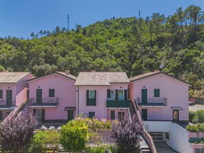 Sky, Building, Plant, Window, House, Tree, Neighbourhood, Cottage, Residential Area