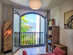 Himmel, Eigentum, Tabelle, Möbel, Pflanze, Gebäude, Stuhl, Interior Design, Schatten, Geschirr
