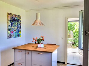 Himmel, Eigentum, Tabelle, Möbel, Pflanze, Gebäude, Stuhl, Interior Design, Schatten, Geschirr