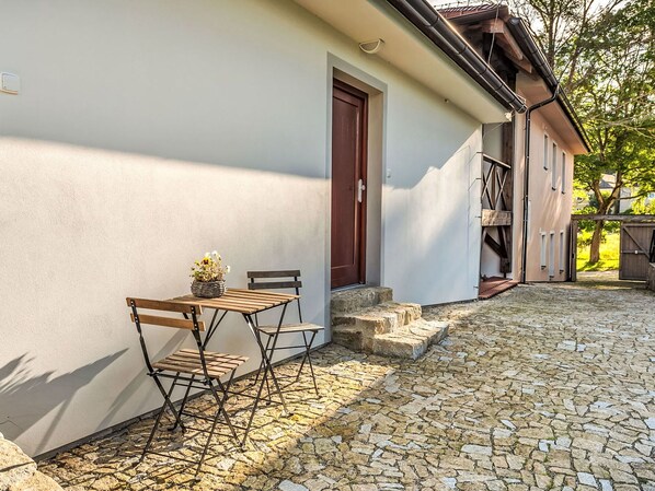 Gebäude, Eigentum, Tabelle, Holz, Fenster, Tür, Die Architektur, Strassenbelag, Schatten, Fussboden