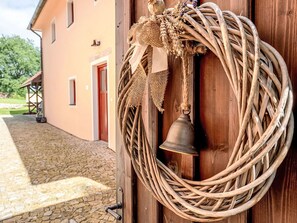 Plant, Wood, Building, Window, Basket, Natural Material, Tree, Twig, Wicker
