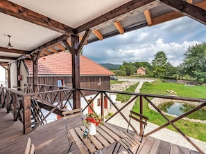 Himmel, Eigentum, Pflanze, Wolke, Gebäude, Veranda, Holz, Schatten, Hütte, Interior Design