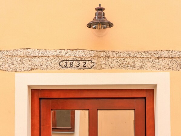 Himmel, Eigentum, Tabelle, Möbel, Pflanze, Gebäude, Stuhl, Interior Design, Schatten, Geschirr