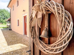 Pflanze, Holz, Gebäude, Fenster, Korb, Natürliches Material, Baum, Zweig, Wicker