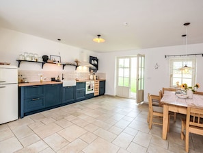 Cabinetry, Möbel, Countertop, Fenster, Holz, Bilderrahmen, Schublade, Beleuchtung, Wohnzimmer, Gebäude