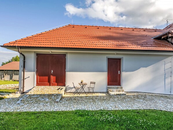 Himmel, Gebäude, Eigentum, Wolke, Fenster, Pflanze, Tür, Holz, Haus, Beleuchtung