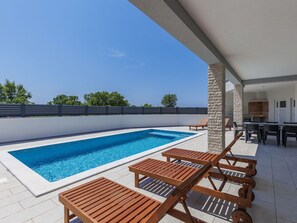 Ciel, Propriété, Table, Meubles, Plante, Bâtiment, Chaise, Design Intérieur, Ombre, Vaisselle