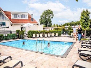 Wasser, Himmel, Eigentum, Pflanze, Schwimmbad, Wolke, Azurblau, Gartenmöbel, Stuhl, Baum
