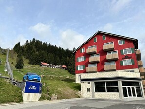 Nuage, Ciel, Fenêtre, Bâtiment, Plante, Arbre, Pente, Maison, Zone Rurale, Asphalte