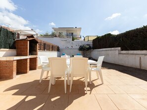 Ciel, Nuage, Table, Chaise, Bâtiment, Bois, Mobilier De Jardin, Ombre, Sol, Sol
