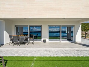 Möbel, Fenster, Schatten, Stuhl, Interior Design, Pflanze, Flooring, Fussboden, Gebäude, Gartenmöbel