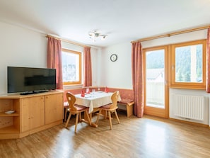 Möbel, Fenster, Tabelle, Cabinetry, Holz, Interior Design, Flooring, Schatten, Fussboden, Wohnzimmer