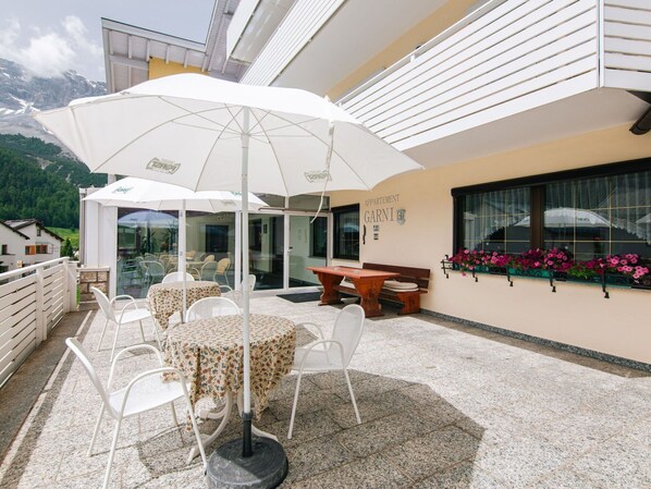Propriété, Meubles, Bâtiment, Table, Plante, Pot De Fleur, Chaise, Ombre, Éclairage, Mobilier De Jardin