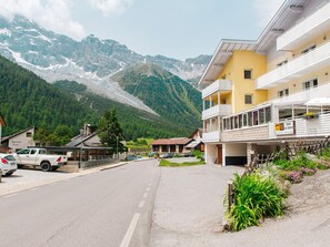 Ciel, Nuage, Montagne, Bâtiment, Propriété, Plante, Fenêtre, Roue, Voiture, Maison