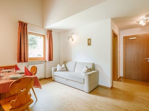 Möbel, Couch, Holz, Flooring, Komfort, Fussboden, Wohnzimmer, Tür, Schatten, Beige