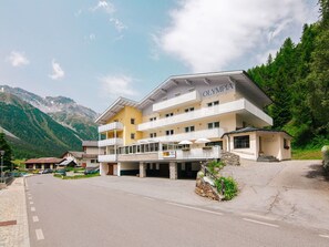 Wolke, Himmel, Pflanze, Gebäude, Fenster, Berg, Haus, Hochland, Urban Design, Baum