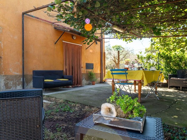 Pflanze, Eigentum, Gebäude, Fenster, Schatten, Gras, Gartenmöbel, Sonnenlicht, Baum, Hütte