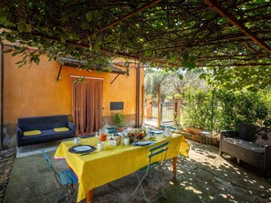 Tabelle, Möbel, Pflanze, Schatten, Holz, Gebäude, Interior Design, Gartenmöbel, Baum, Tisch Im Freien