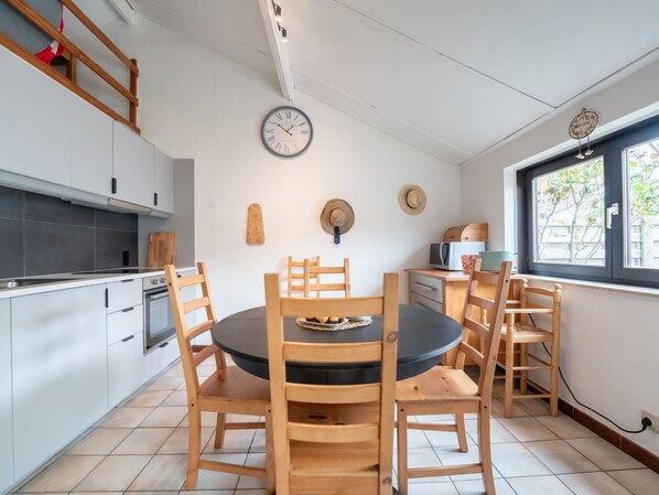 Möbel, Eigentum, Cabinetry, Stuhl, Tabelle, Bilderrahmen, Fenster, Countertop, Holz, Interior Design
