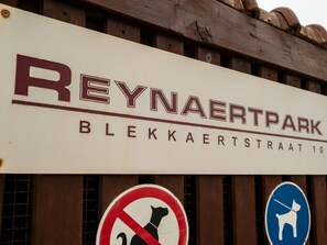 Eigentum, Weiss, Schriftart, Gebäude, Linie, Fassade, Wahrzeichen, Gas, Signage, Werbung