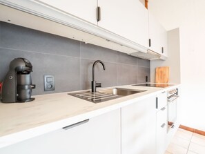 Cabinetry, Countertop, Zapfhahn, Spüle, Sinken, Eigentum, Armatur, Küche, Holz, Interior Design