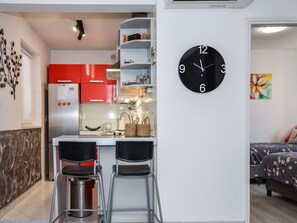 Möbel, Cabinetry, Küchengerät, Interior Design, Schemel, Küche, Regale, Haushaltsgerät, Fussboden