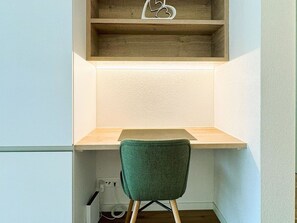 Cielo, Planta, Edificio, Nube, Ventana, Árbol, Casa, Madera, Diseño Urbano, Pendiente