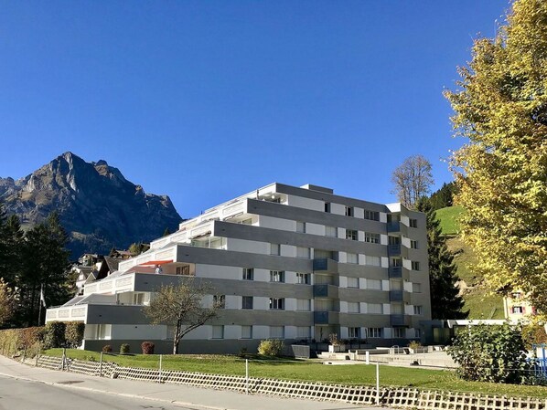 Ciel, Plante, Bâtiment, Nuage, Fenêtre, Arbre, Maison, Bois, Design Urbain, Pente