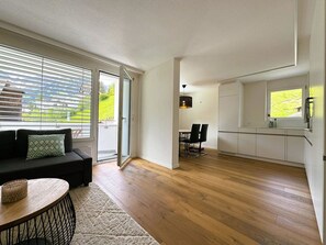 Ciel, Plante, Bâtiment, Nuage, Fenêtre, Arbre, Maison, Bois, Design Urbain, Pente