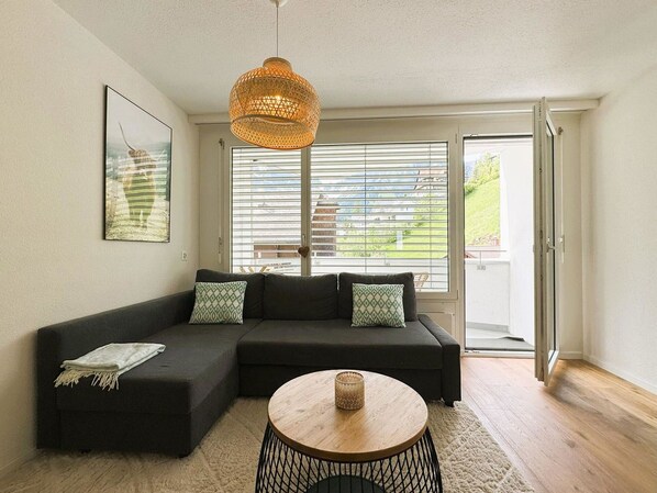 Mueble, Diseño De Interiores, Sofá, Piso, Suelo, Pared, Madera, Techo, Sala, Habitación