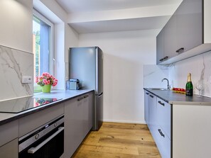 Cabinetry, Comptoir, Cuisine, Bâtiment, Électroménager, Design Intérieur, Cuisinière, Appareil De Cuisine, Sol, Tiroir