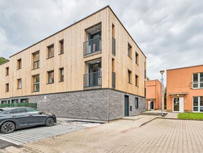 Roue, Ciel, Nuage, Fenêtre, Voiture, Bâtiment, Véhicule, Plante