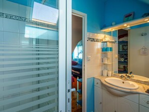 Miroir, Robinet, Évier, Luminaire Plomberie, Bâtiment, Bleu, Bleu Azur, Salle De Bains, Sol, Lavabo