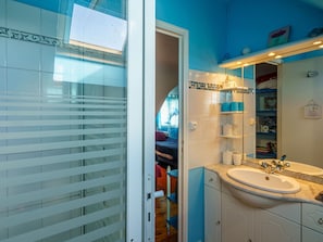 Miroir, Robinet, Ăvier, Luminaire Plomberie, BĂątiment, Bleu, Bleu Azur, Salle De Bains, Sol, Lavabo