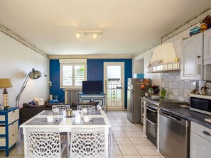 Cabinetry, Comptoir, Appareil De Cuisine, ĂlectromĂ©nager, Cuisine, Ăclairage, CuisiniĂšre, Design IntĂ©rieur, Sol, Gaz Poele