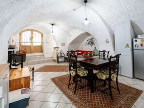 Tabelle, Eigentum, Möbel, Gebäude, Cabinetry, Holz, Stuhl, Interior Design, Flooring, Küche