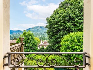 Himmel, Wolke, Gebäude, Grün, Zaun, Vegetation, Baum, Pflanze, Rechteck, Landschaft