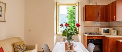 Möbel, Tabelle, Cabinetry, Blume, Eigentum, Pflanze, Couch, Countertop, Fenster, Interior Design