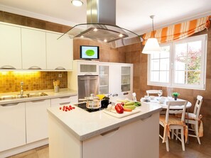 Cabinetry, Eigentum, Möbel, Countertop, Tabelle, Fenster, Küche, Küchengerät, Herd, Holz