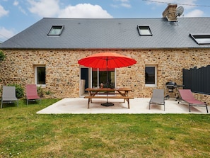 Nuage, Ciel, Plante, Propriété, Bâtiment, Meubles, Fenêtre, Ombre, Chaise, Table