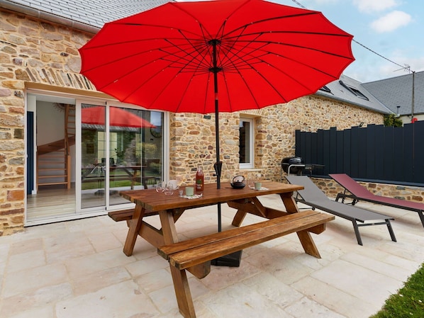 Table, Meubles, Parapluie, Bâtiment, Ombre, Plante, Bois, Tableau De Plein Air, Mobilier De Jardin, Design Intérieur
