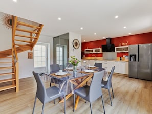 Table, Meubles, Comptoir, Cabinetry, Chaise, Bois, Orange, Cuisine, Design Intérieur, Plante