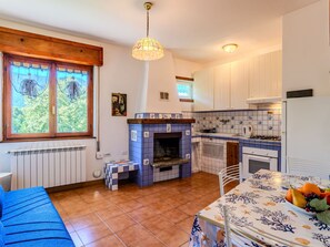 Möbel, Eigentum, Cabinetry, Fenster, Blau, Gebäude, Countertop, Azurblau, Holz, Küche
