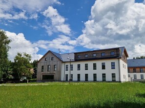Plante, Bâtiment, Fenêtre, Ciel, Vert, Maison, Arbre, Paysage Naturel, Lot Terre, Herbe