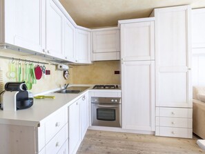 Küche, Küchengerät, Cabinetry, Countertop, Major Appliance, Möbel, Holz, Interior Design, Flooring, Schrank