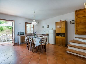 Möbel, Cabinetry, Tabelle, Pflanze, Küche, Holz, Stuhl, Interior Design, Fussboden, Wohnzimmer