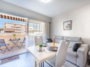 Tabelle, Möbel, Eigentum, Couch, Stuhl, Interior Design, Komfort, Wohnzimmer, Fussboden, Flooring