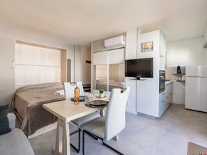 Eigentum, Möbel, Gebäude, Cabinetry, Tabelle, Countertop, Küche, Küchengerät, Haushaltsgerät, Holz
