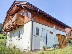 Pflanze, Himmel, Fenster, Gebäude, Holz, Grundstueck, Gras, Dach, Fassade