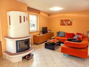 Eigentum, Couch, Interior Design, Orange, Komfort, Flooring, Die Architektur, Wohnzimmer, Fussboden, Holz